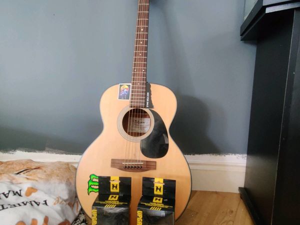 Takamine g series acoustic guitar with hanger