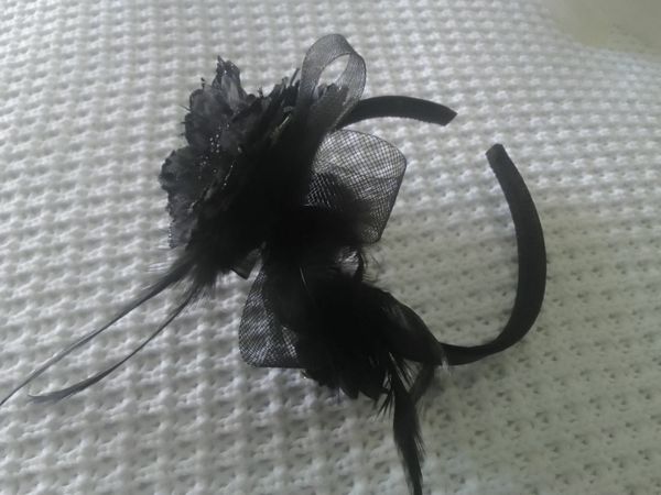 BLACK HAIRBAND FASCINATOR WITH ADD ON FLOWERS NEW