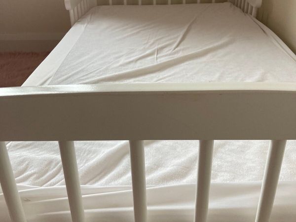 White toddler bed with immaculate mattress
