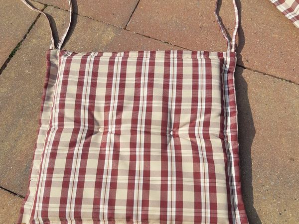 Outdoor sun lounger cushion and 4 seat tie on cush