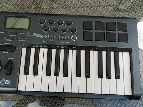 M Audio Axiom 25 keyboard, DUB 18 Post is 10e