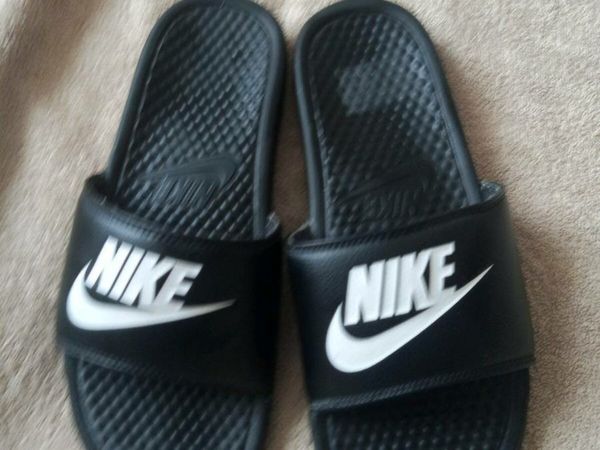 Nike flip flops 2 pairs