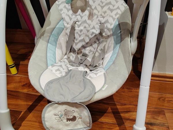 Baby portable swing / bouncer