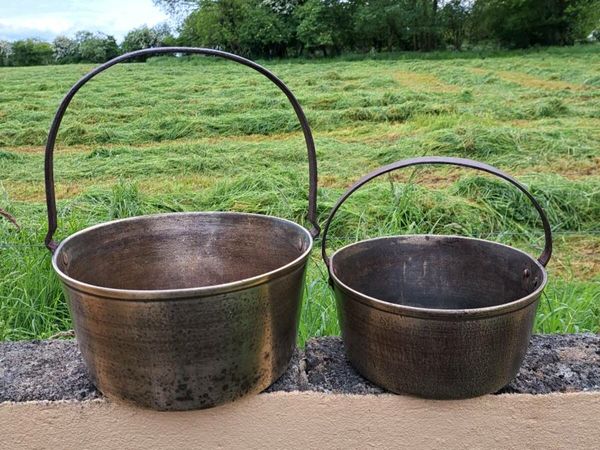 2 old bronze pots