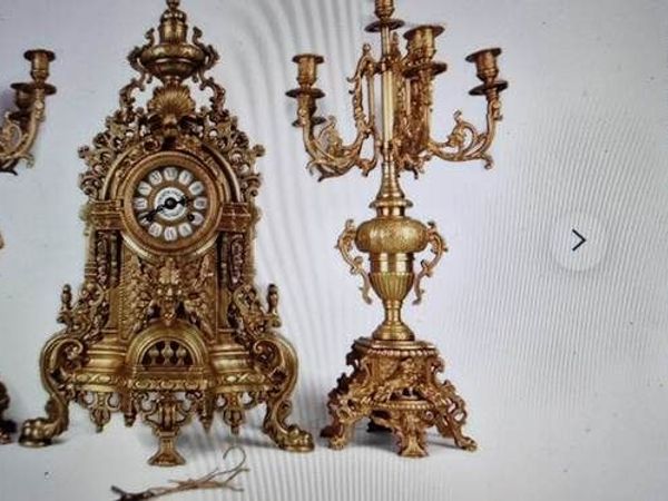 Nice BIG clock and 2 CANDELABRA with key. Working perfect!