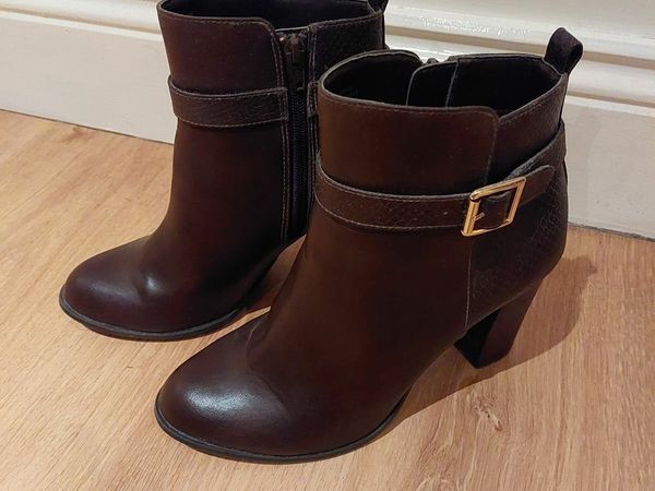 Brown boots size 6