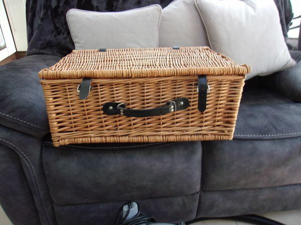 PICNIC  BASKET FOR 4 PEOPLE NEW