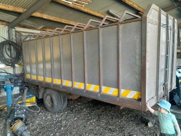 Cattle trailer for tractor