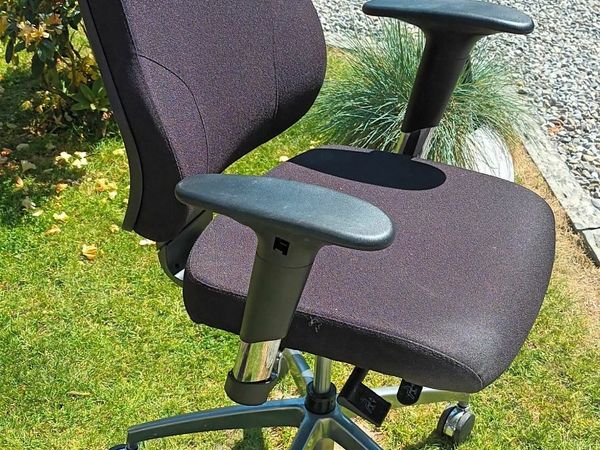 Office revolving chair, great condition, Dub 18