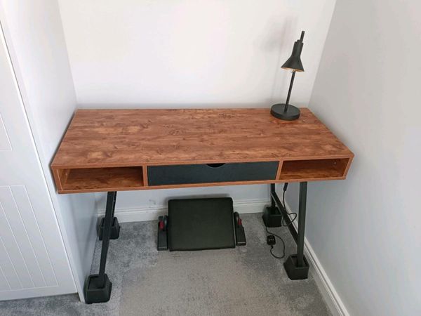 Gatsby desk, footrest lamp and risers