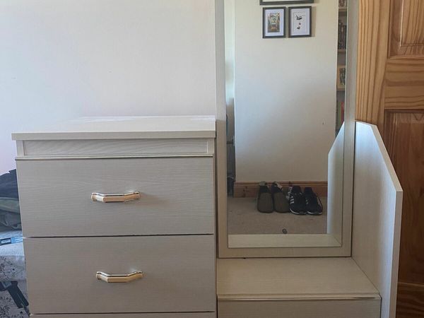 Set of drawers with mirror
