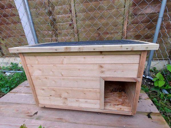 Dog house with lid