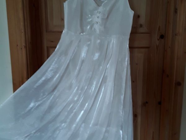 Ladies beautiful small size white dress brand new