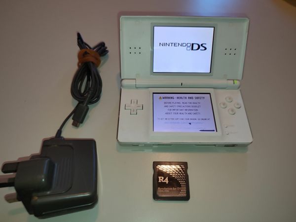 NINTENDO DS LITE WITH R4 CARD AND CHARGER FAULTY