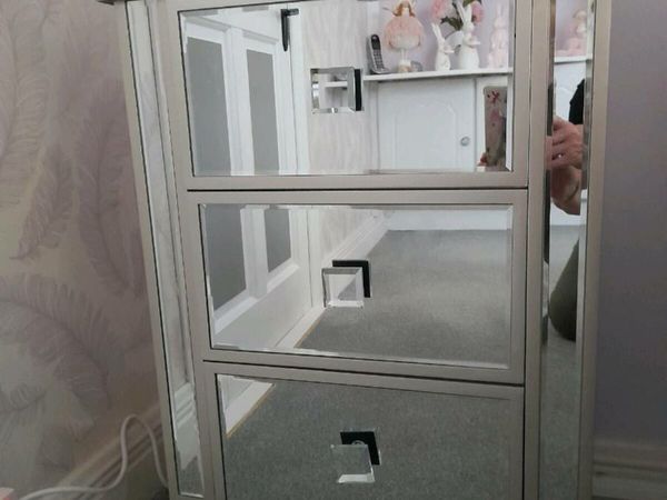 2 x Mirrored Lockers