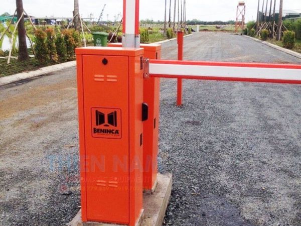 2 x 4m Beninca Lady BE Automatic Barriers