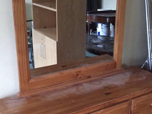 Chest drawers with mirror