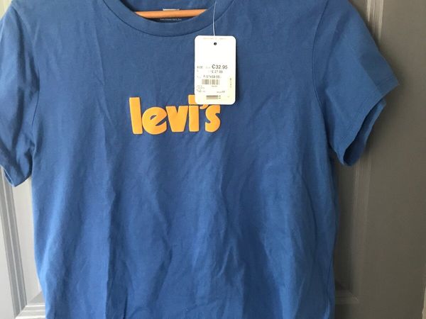 Levi’s tshirt