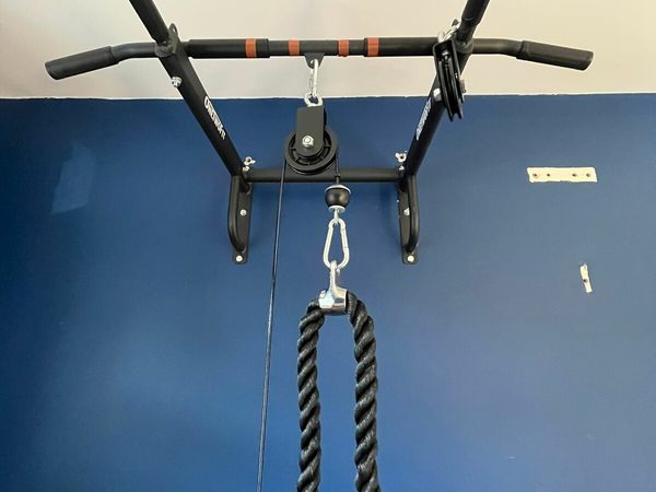 Pull up bar with pulley