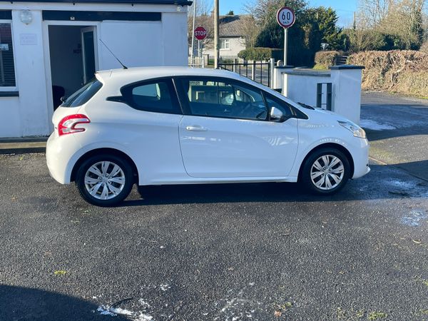 Peugeot 208 Hatchback, Petrol, 2015, White