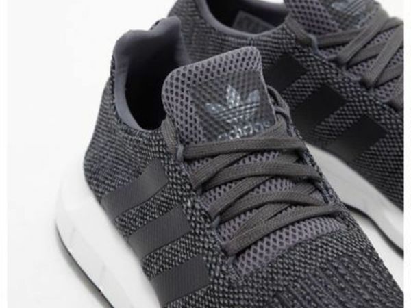 Adidas swift run outlet all black sale