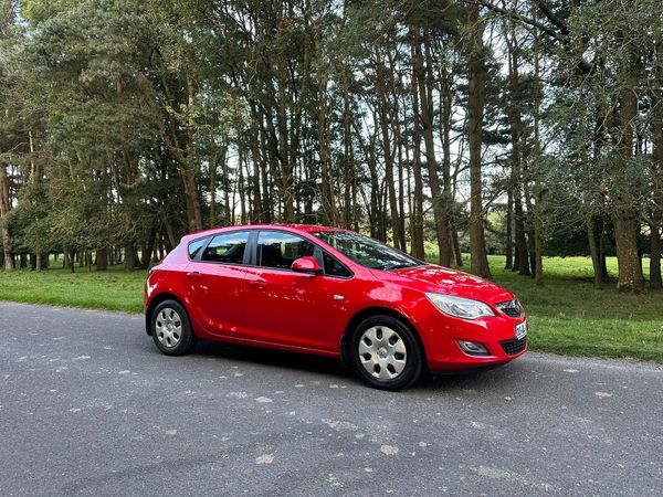 Opel Astra Hatchback, Diesel, 2010, Red