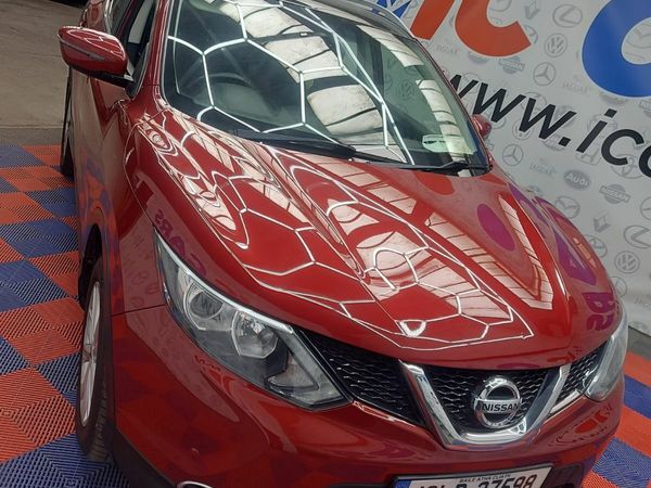 Nissan Qashqai Hatchback, Diesel, 2016, Red