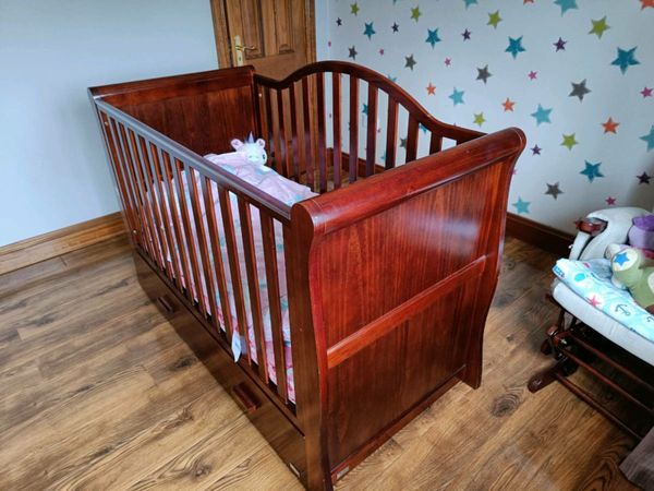 Mia hotsell sleigh cot