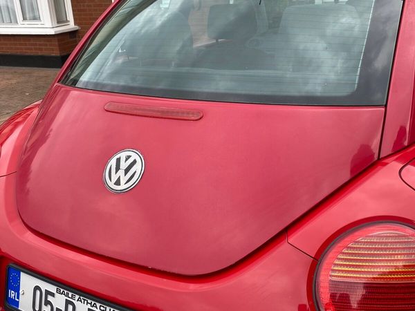 Volkswagen Beetle Hatchback, Petrol, 2005, Red