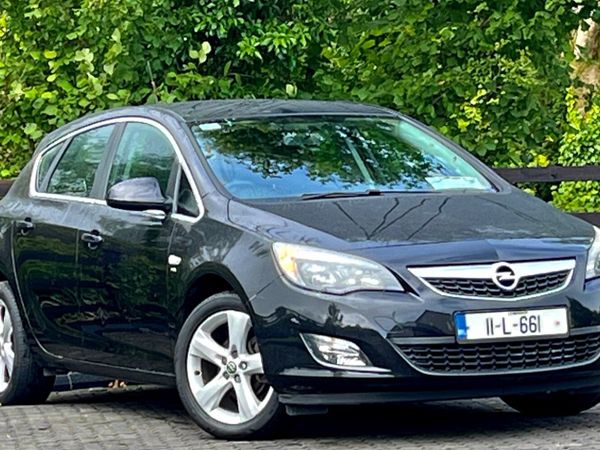 Opel Astra Hatchback, Petrol, 2011, Black