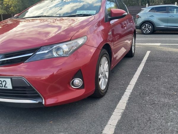 Toyota Auris Hatchback, Petrol Hybrid, 2013, Red