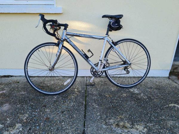 Carrera valour road bike hot sale