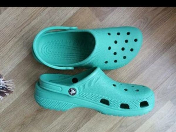 Tropical teal 2025 crocs size 8