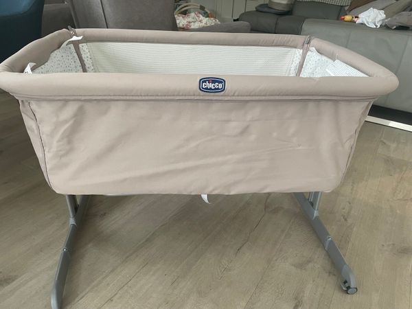 Chicco next to on sale me crib age