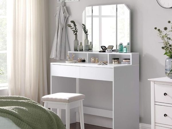 Done deal store dressing table