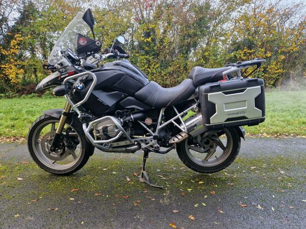 Motorcycle with car clearance seat