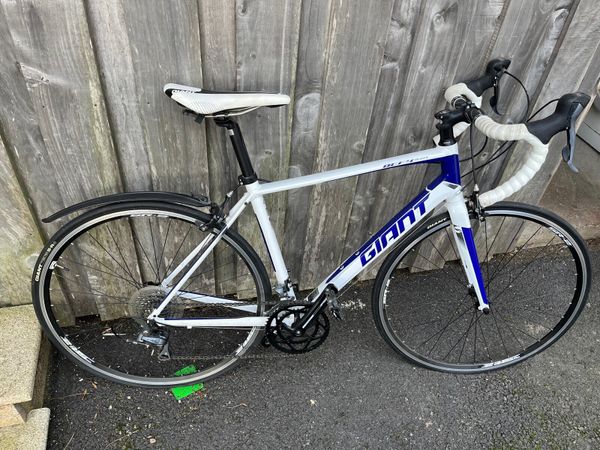 Giant defy 2024 4 road bike