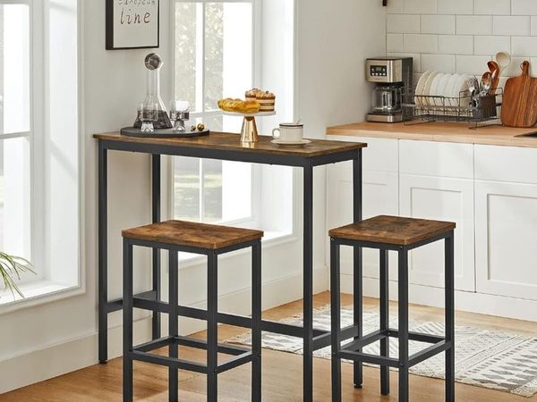 Free standing breakfast bar and online stools