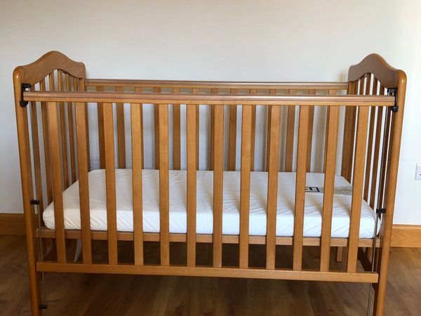 Screws for mamas and papas clearance cot