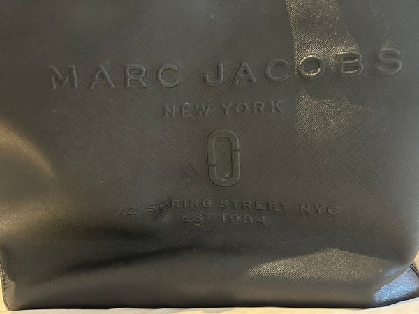 Marc jacobs east west tote outlet black