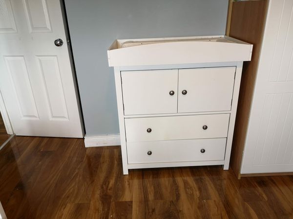 Forward facing outlet changing table