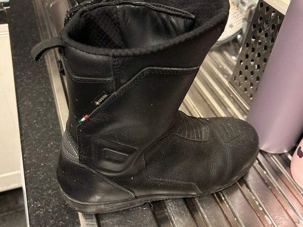 Motorbike waterproof outlet boots