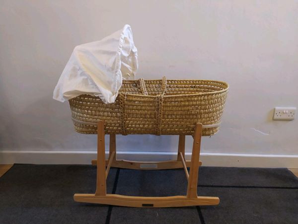 Moses basket outlet bassinet with stand