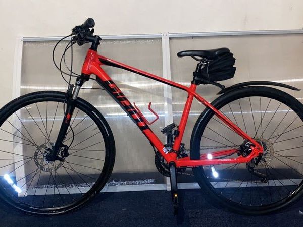 Giant roam 2 disc best sale hybrid bike pure red