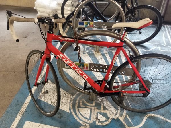 Red carrera road store bike