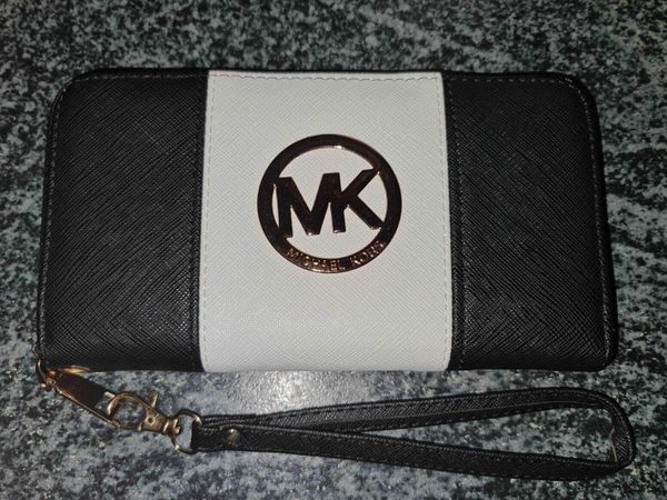 MK pouch outlet