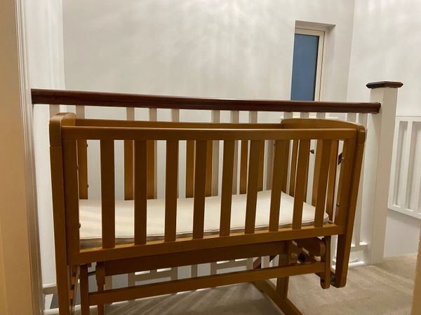 Mamas and papas outlet gliding crib