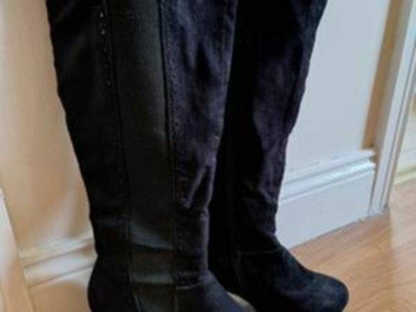 Knee high clearance boots size 6