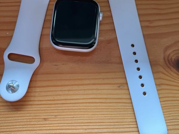 Does the white apple watch band get discount dirty