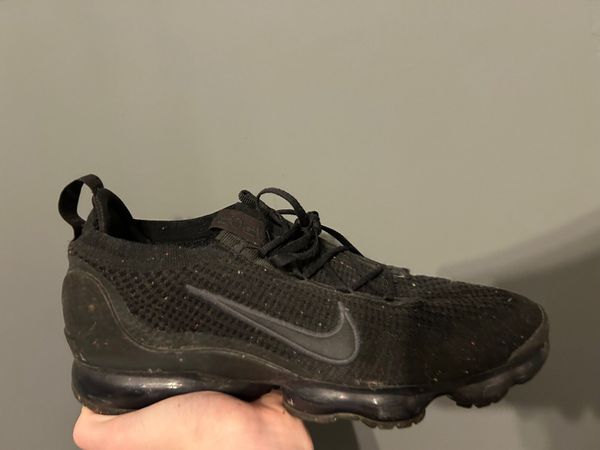 Nike vapormax black sales size 4